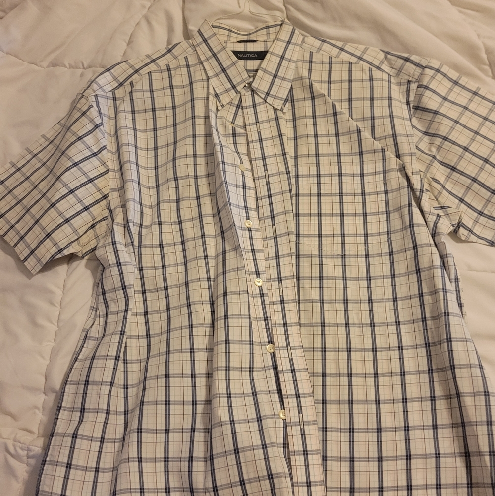 Men's Nautica short sleeved shirt